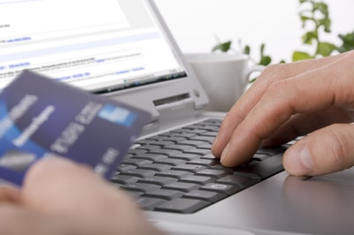 Person paying for a purchase online with their credit card.